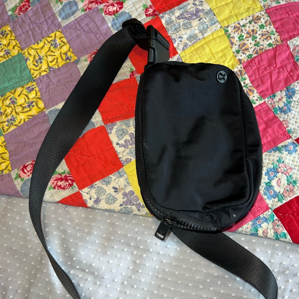 BLACK LULU FANNY PACK